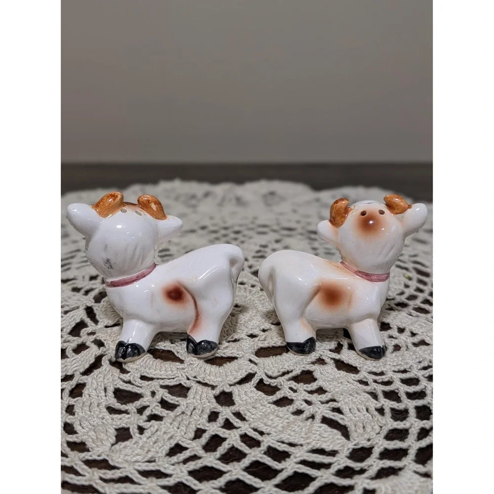 Vintage unbranded hand painted mini cow ceramic salt and pepper shakers